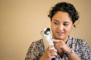 WORLD CANCER DAY 2016 - A WOMAN HOLDS THE EVA System